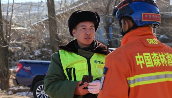 積石山地震發(fā)生后，朱貴民臨危受命，連夜組織人員設(shè)備馳援災(zāi)區(qū)。天還沒(méi)有亮，救援簡(jiǎn)易帳篷開(kāi)始搭建，受災(zāi)群眾們?cè)诎踩貛鹑∨?，空氣中彌漫著緊張的氣息，“我們要加快救援速度，災(zāi)情不等人！”為保證計(jì)劃工期順