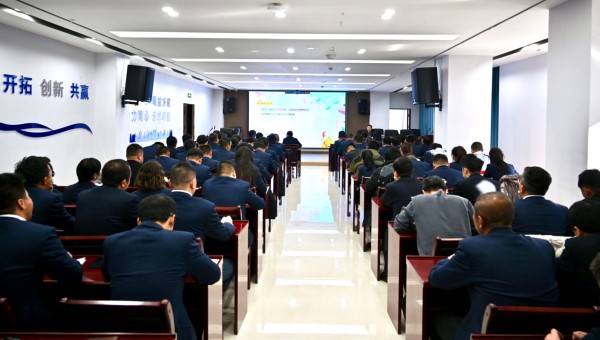 為進(jìn)一步強(qiáng)化國(guó)有企業(yè)思想政治工作，切實(shí)提升職工心理健康服務(wù)質(zhì)量和水平，引導(dǎo)廣大職工以健康的心態(tài)積極投身工作，助力和諧企業(yè)文化建設(shè)，近日，交科公司邀請(qǐng)心理咨詢師楊禮華為廣大干部職工開(kāi)展了“壓力認(rèn)知與應(yīng)對(duì)