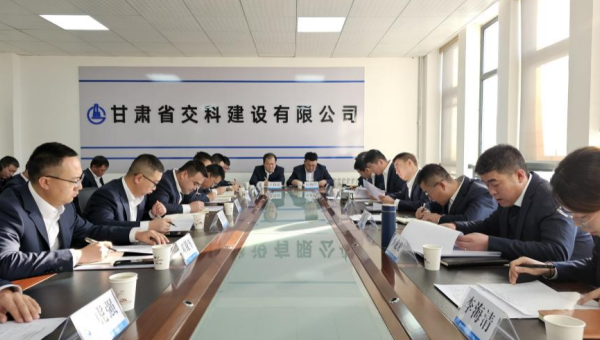 為全面總結(jié)年度各項(xiàng)工作，理清下階段管理思路，加強(qiáng)工作標(biāo)準(zhǔn)化建設(shè)力度，近日，交科公司三公司召開(kāi)2023年度工作總結(jié)會(huì)及“項(xiàng)目管理標(biāo)準(zhǔn)化”交流學(xué)習(xí)會(huì)?？偨Y(jié)促提升聚力赴新程會(huì)上，各項(xiàng)目經(jīng)理、科室負(fù)責(zé)人對(duì)履職