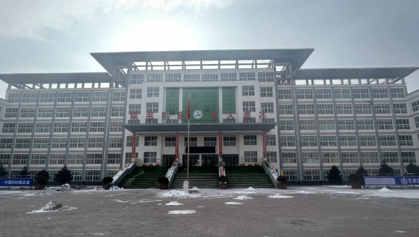春節(jié)將至，大多數(shù)建設(shè)者已踏上歸途，但在臨夏積石山縣積石中學(xué)災(zāi)后維修項(xiàng)目施工現(xiàn)場(chǎng)，仍是一派如火如荼、干勁十足的繁忙景象，墻面修補(bǔ)、吊頂安裝、更換震損礦棉板等作業(yè)緊張有序進(jìn)行，為即將到來(lái)的新春佳節(jié)“渲染”