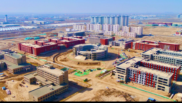 復(fù)工以來，蘭州工業(yè)學(xué)院蘭州新區(qū)新校區(qū)建設(shè)項目火力全開，走近各作業(yè)面，材料運輸車輛來回穿梭、支溝作業(yè)現(xiàn)場轟鳴作響、體育場周邊大型吊機往來運作、綜合管廊內(nèi)電焊火花飛揚……一派忙碌景象！據(jù)了解，項目部緊緊圍