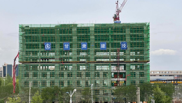 伴隨著辦公樓主體質(zhì)量驗(yàn)收順利通過，標(biāo)志著甘肅省交科建設(shè)有限公司承建的蘭州大宏蘭州新區(qū)二期綜合辦公樓建設(shè)項(xiàng)目已邁向新的建設(shè)階段。自開工以來，項(xiàng)目管理團(tuán)隊(duì)秉承“只爭(zhēng)朝夕搶工期精心組織出精品”的理念，緊緊圍