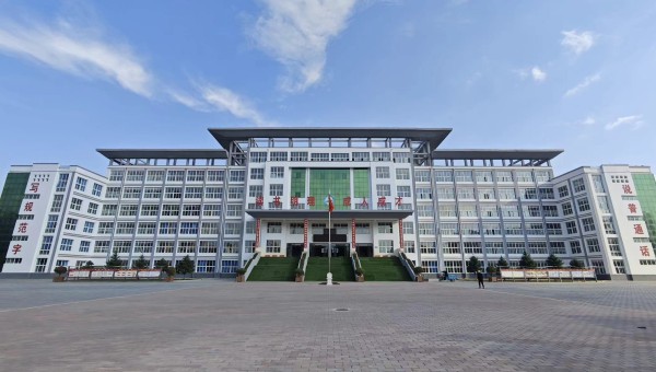 據(jù)悉，自承接積石中學災后維修任務以來，項目管理團隊嚴格制定施工計劃，倒排工期，掛圖作戰(zhàn)，保質保量完成教學樓、宿舍樓、食堂、體育場門房內外墻面修復、外墻保溫施工、屋面防水施工、地磚修復、成品保護、柱頭包