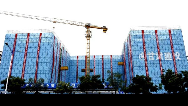 10月16日，由甘肅省交科建設有限公司承建的蘭州新區(qū)新材料產業(yè)園區(qū)公共服務平臺項目主體結構順利封頂，為該項目二次結構和裝飾裝修奠定堅實基礎。據(jù)了解，該項目為公共建筑工程，自建設以來，項目管理團隊面對工