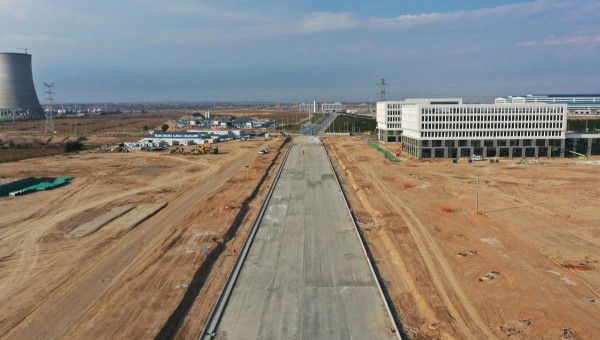 10月15日，記者走近蘭州新區(qū)城市礦產與表面處理產業(yè)園(二期)周邊基礎設施項目-園區(qū)西路南延段(緯五十路至緯二十八路)，一條不斷向南延伸的道路已初具雛形。據(jù)悉，該項目由甘肅建投承建，道路全長5.67k