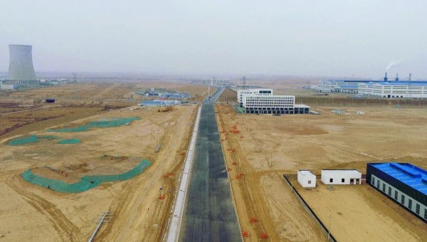 “目前，該項目路槽已開挖5.1公里，結構層施工完成2.1公里，管網施工進度達到60%，現(xiàn)場投入挖掘機、混凝土泵車等機械設備二十余臺，勞務作業(yè)人員五十余名正在加緊作業(yè)！”項目負責人告訴筆者，項目在春節(jié)后