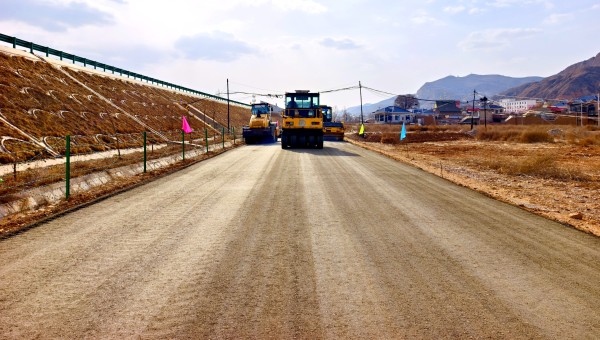 近日，交科公司二公司那勒寺鎮(zhèn)沿川經(jīng)濟帶產(chǎn)業(yè)道路建設(shè)工程水穩(wěn)基層試驗段攤鋪作業(yè)順利完成，標(biāo)志著該項目道路面層施工正式邁上“快車道”。據(jù)悉，該項目道路主線全長3.25km，支線長475m，本次水穩(wěn)基層試驗