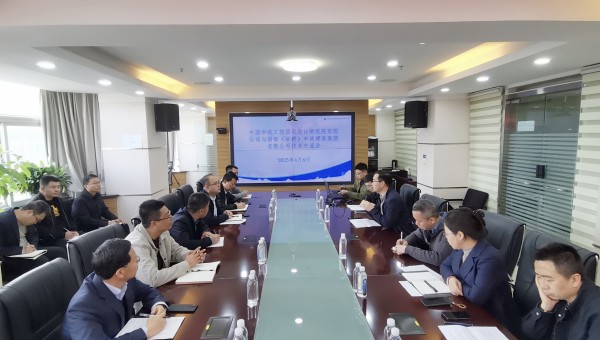 近日，西部市政建設(shè)集團(tuán)與中國市政工程西北設(shè)計(jì)研究院（道橋院）召開技術(shù)交流會(huì)。會(huì)上，雙方分別介紹了企業(yè)概況與合作成果。市政西北院技術(shù)團(tuán)隊(duì)就EPC項(xiàng)目設(shè)計(jì)施工協(xié)同、海綿城市技術(shù)應(yīng)用及車路云一體化發(fā)展前景作