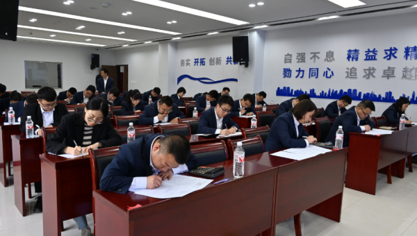 “本屆競(jìng)賽試題結(jié)合了財(cái)務(wù)業(yè)務(wù)實(shí)際、制度與核算辦法，設(shè)置會(huì)計(jì)實(shí)務(wù)全流程核算應(yīng)用題，重點(diǎn)考察選手們專(zhuān)業(yè)知識(shí)綜合運(yùn)用能力、全流程業(yè)務(wù)處理能力和實(shí)際問(wèn)題解決能力！”5月12日，西部市政建設(shè)集團(tuán)工會(huì)“2025年