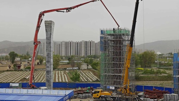 在西部市政建設(shè)集團(tuán)四公司臨夏市環(huán)城北路橋梁及附屬工程（二期）項(xiàng)目現(xiàn)場(chǎng)，鋼筋加工區(qū)火花飛揚(yáng)、安裝墩柱區(qū)一件件鋼筋骨架安全運(yùn)達(dá)、泵車(chē)將一方方混凝土輸送至墩柱澆筑......現(xiàn)場(chǎng)一片繁忙景象。自四月復(fù)工以來(lái)