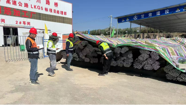 連日來，由西部市政建設集團承建的康樂縣北濱河路西段及連接線道路項目建設有序推進，路基處理、管道安裝、涵洞和橋梁等多個作業(yè)面同步施工，全體建設者用汗水澆筑市政道路建設基石，以實干精神推進項目履約取得新成